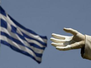 Η παγκόσμια κρίση του 2008 άλλαξε τα κόστη δανεισμού όπως την δομή και το μέγεθος της ζήτησης και οδήγησε στο ξέσπασμα και της ελληνικής κρίσης. Η αφορμή ήταν η δημοσιονομική κατάρρευση.
