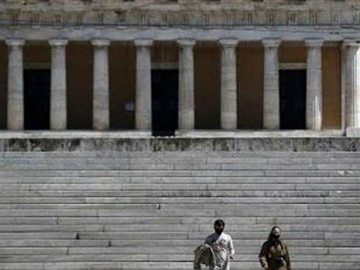 Η Ευρωπαϊκή Επιτροπή μόλις πρόβλεψε ότι το ΑΕΠ θα υποχωρήσει το 2020 σε 9,6% ενώ μόλις μερικούς μήνες νωρίτερα περίμενε ασθενική μεγέθυνση. Εκεί που η αγορά εργασίας βελτιωνόταν αργά αλλά σταθερά το 2019, με την απότομη καραντίνα της οικονομίας χάθηκαν χιλιάδες θέσεις εργασίας.