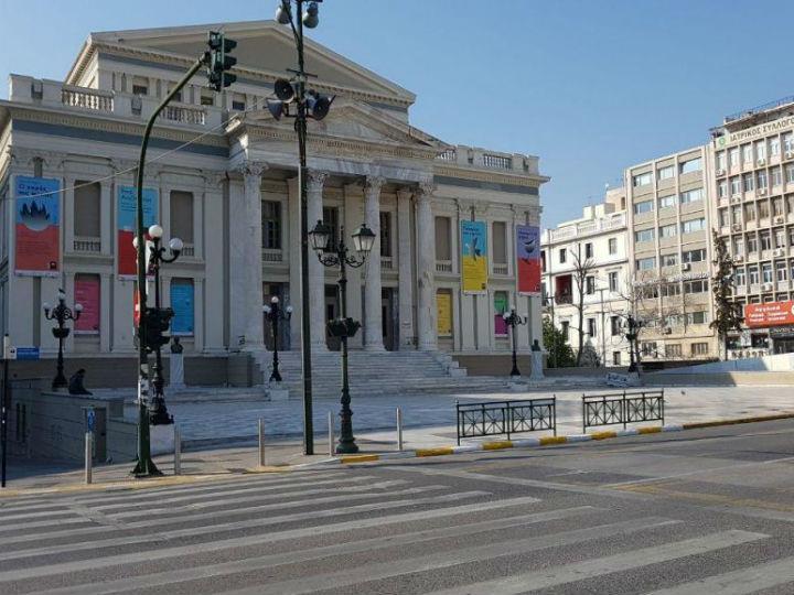 Η Ελλάδα πήρε από νωρίς δραστικά μέτρα για τον περιορισμό της πανδημίας, ωστόσο η χώρα εξακολουθεί να κινδυνεύει με οικονομικό πλήγμα, ιδιαίτερα μετά το «φρένο» που έβαλε η ΕΕ στις ελπίδες, οι θερινές διακοπές να επιστρέψουν στην κανονικότητά τους στην Ευρώπη.