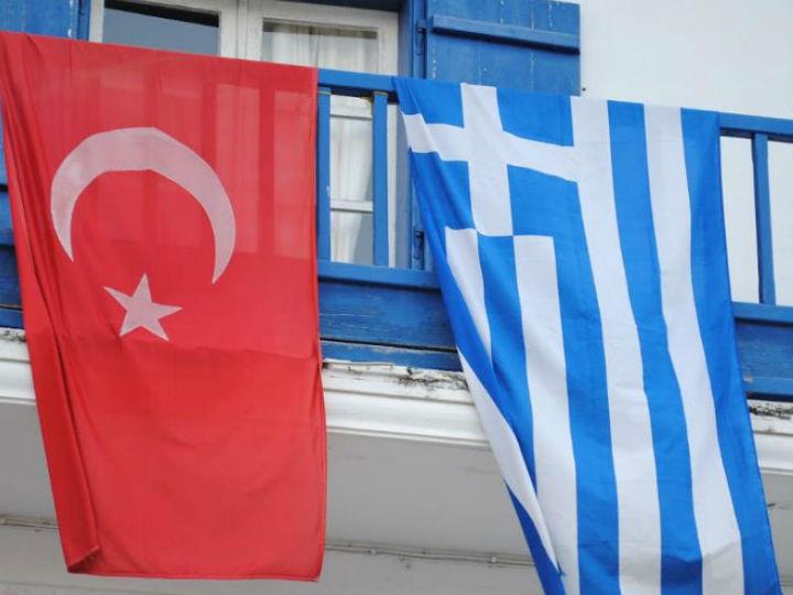 «Η εμπειρία του τελευταίου μισού αιώνα λέει ότι τα θερμά επεισόδια οδηγούν σε moratorium ή σε εσπευσμένο διάλογο και  ανακοινωθέντα  που μάλλον περιπλέκουν τα πράγματα.»