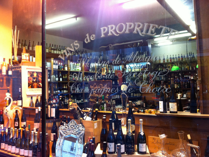 «Για εμάς τους Έλληνες, το ιδανικό wine bar είναι η μετεξέλιξη του οινοπωλείου, του οινομαγειρείου και του κουτουκιού του παρελθόντος. Χώροι ζεστοί, ανθρώπινοι και φιλόξενοι, που ευνοούν την επαφή και τη δημιουργία σχέσεων μεταξύ θαμώνων με όχημα το κρασί.»