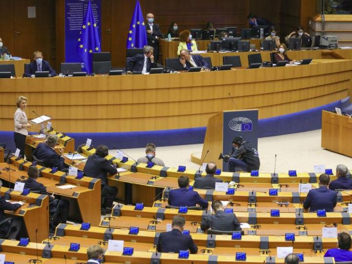 Η έγκριση των κονδυλίων προκύπτει από την τροποποίηση δεκατριών περιφερειακών επιχειρησιακών προγραμμάτων της περιόδου 2014-2020 και δύο εθνικών επιχειρησιακών προγραμμάτων.