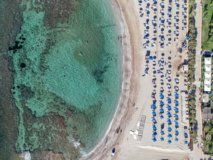 Με βάση στοιχεία του UNWTO, οι τουριστικές αφίξεις σε παγκόσμιο επίπεδο μειώθηκαν κατά 73% μεταξύ 2019 και 2020 και κατά 72% μεταξύ 2019 και 2021.