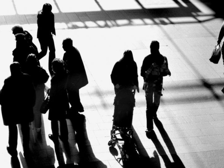 «Tο 31% λέει ότι η οικονομία είναι το πιο σημαντικό πρόβλημα (από 27% τον Απρίλιο) και η ανεργία από 7% ανεβαίνει στο 11%.»