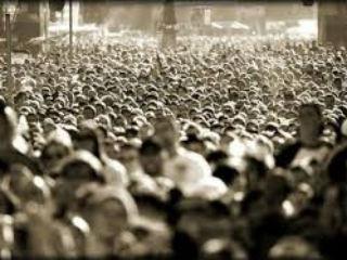  Η κρίση συνεχίζεται λοιπόν για τους δύο παραπάνω λόγους. Πρώτον, διότι οι Έλληνες επιμένουν να επιχειρούν να ζήσουν με περισσότερα από όσα δημιουργούν, εις πείσμα κάθε λογικής και πραγματικότητας, και, δεύτερον, διότι εξ αιτίας αυτής της επιμονής τους αναζητούν ξανά και ξανά (ακόμη και μετά τα Ζάππεια και τις Θεσσαλονίκες) τους νέους εκείνους πολιτικούς ταγούς που θα καταφέρουν τελικά να τούς βοηθήσουν να υλοποιήσουν την επιθυμία τους.