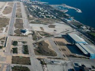 Το πρώτο εμπόδιο που συναντούν οι επιχειρήσεις είναι η καταχώρηση των τίτλων ιδιοκτησίας που σύμφωνα με την Έκθεση «Doing Business» της Παγκόσμιας Τράπεζας είναι στην Ελλάδα υπόθεση τόσο περίπλοκη όσο και στη Σομαλία.