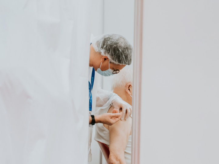 «Κανένας δεν φαίνεται να συγκινεί πια η θλιβερή στατιστική που μας συνοδεύει σαν καθημερινή συνήθεια τους τελευταίους 20 μήνες... τόσα κρούσματα, τόσοι στη ΜΕΘ, τόσοι θάνατοι».