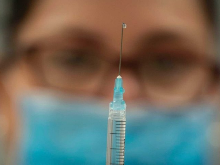 «O μόνος ανεκτός συνταγματικά εμβολιασμός είναι ο προαιρετικός ή οικειοθελής, όχι μόνον διότι στηρίζεται στη συναίνεση, αλλά και διότι αν κριθεί με κριτήρια δημόσιας πολιτικής της Υγείας είναι σίγουρα πιο αποτελεσματικός.»