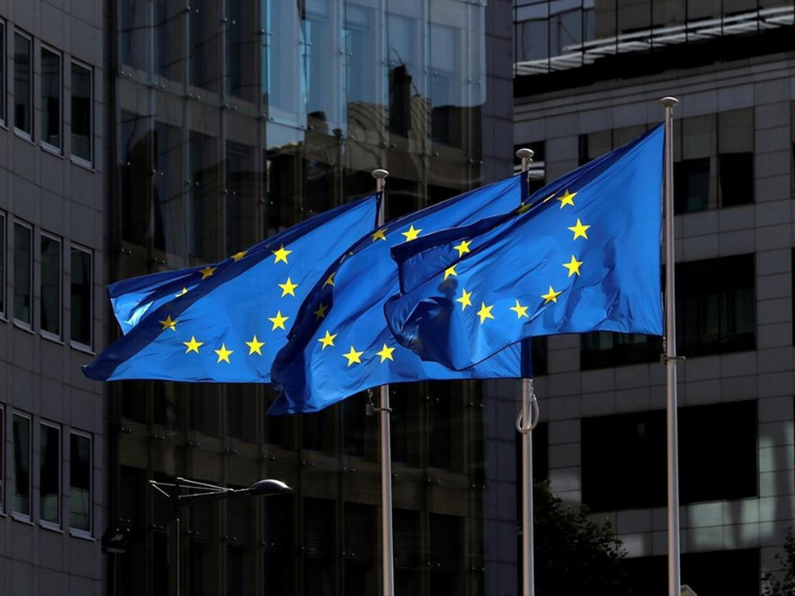 Την Ευρωπαϊκή Ένωση εμπιστεύονται σχεδόν οι μισοί Ευρωπαίοι (49%), καθώς ο σχετικός δείκτης σημείωσε άνοδο κατά 6 εκατοστιαίες μονάδες σε σχέση με το Τακτικό Ευρωβαρόμετρο το καλοκαίρι του 2020. Βρίσκεται στο υψηλότερο επίπεδο που έχει καταγραφεί από την άνοιξη του 2008.