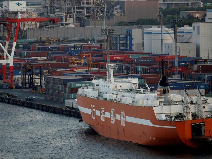 Άμεσο αντίκτυπο από το ξέσπασμα του ιού παρουσιάζει και στην καθημερινή ζωή των ναυτικών και την αλλαγή πληρωμάτων όπου έχουν περιοριστεί σε δραστικό βαθμό με αποτέλεσμα να είναι εγκλωβισμένοι στα πλοία τους και ανήμποροι να επιστρέψουν στους δικούς τους ανθρώπους. Σύμφωνα με το Διεθνές Ναυτιλιακό Επιμελητήριο(ICS) σε μηναία βάση θα πρέπει σε περισσότερους από 100.000 ναυτικούς να γίνεται η αλλαγή στα πλοία για να υπάρξει συμμόρφωση με τους κανονισμούς ασφαλείας.