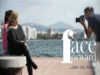 Το Face Forward …into my home συστήνει στο κοινό τα πρόσωπα - τη γυναίκα, τον άνδρα, τον έφηβο, το παιδί, την οικογένεια - πίσω από τους αριθμούς και την πρόσφατη προσφυγική κρίση στην Ελλάδα. Γνωρίζοντας κανείς τα πρόσωπα και τις ιστορίες τους, συνειδητοποιεί ότι οι πρόσφυγες, όποια κι αν είναι η χώρα καταγωγής τους, όσες δύσκολες καταστάσεις κι αν αναγκάστηκαν να αντιμετωπίσουν, είναι άνθρωποι με τους οποίους μοιραζόμαστε κοινές επιθυμίες, κοινά όνειρα και κοινές αγωνίες για το μέλλον.