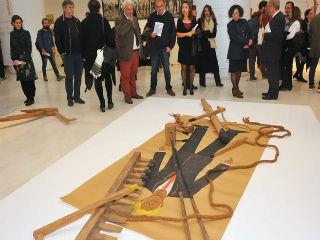 Η έκθεση είναι ένας θεωρητικός και οπτικός διάλογος, βασισμένος στην αναγκαιότητα της ουσιαστικής διαλεκτικής σχέσης μεταξύ ιδρυμάτων, με έργα από τις συλλογές των δύο Μουσείων, που περιλαμβάνει πάνω από 70 έργα και διαρθρώνεται σε 22 θεματικές. Η έκθεση θα ταξιδέψει στο Βέλγιο τον Απρίλιο του 2017.  Η ανταπόκριση και η συμμετοχή του κοινού ήταν συγκινητική, καθώς μέχρι τώρα οι επισκέπτες της έκθεσης ανέρχονται σχεδόν σε 14.000, ενώ η προσέλευση συνεχίζεται.