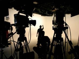 Έτσι, στον τομέα της ψυχαγωγίας θα πληθαίνουν οι εξαγορές, οι συγχωνεύσεις και οι στρατηγικές συμμαχίες των μεγάλων κυρίως επιχειρήσεων, οι οποίες θα ανταγωνίζονται σκληρά η μία με την άλλη. Οδεύουμε, λοιπόν, προς μία περίοδο μεγα-επιχειρήσεων οι οποίες θα δραστηριοποιούνται και σε όλες τις πλατφόρμες της ψυχαγωγίας.