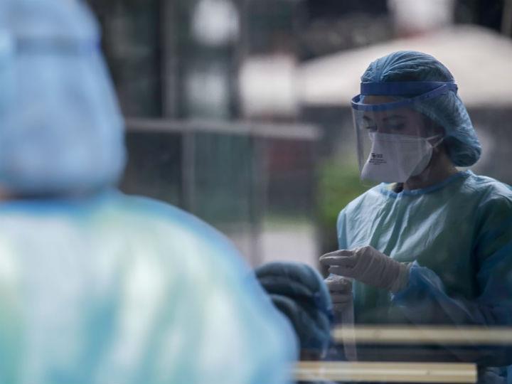 «Στο πρώτο κύμα, όλοι μαζί πετύχαμε αυτό που όλος ο κόσμος ανέφερε ως «ελληνικό θαύμα». Συνεχίζουμε να διατηρούμε και σήμερα ταχύτερα αντανακλαστικά από τις υπόλοιπες ευρωπαϊκές χώρες. Συνεχίζουμε, και όλοι μαζί θα τα καταφέρουμε και πάλι, με αντοχή μέχρι το τέλος της διαδρομής.»