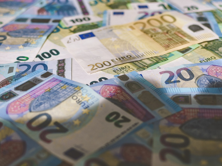 Το κύριο πλήγμα για την παγκόσμια οικονομία και τις οικονομίες της ΕΕ προέρχεται από τις τιμές των βασικών ενεργειακών προϊόντων.