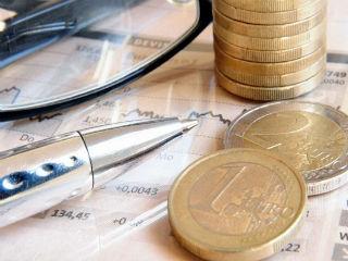 Tο ευρώ δημιουργήθηκε πριν από την εποχή του, προτού δηλαδή ενωθούν σε επαρκή βαθμό τα κράτη μέλη της Ευρώπης ώστε να αναλάβουν στη συνέχεια τις ευθύνες που έχει ένα κοινό νόμισμα. Θέτει έτσι το πολιτικό ζήτημα, το οποίο όμως σήμερα έχει γίνει ταμπού. Και αυτό διότι από την αρχή του ευρώ, τα εκλογικά σώματα ήταν υπερβολικά εθνικά για να αποδεχτούν τον έλεγχο των δημοσιονομικών τους από μια κεντρική αρχή, ενώ δεν υπήρχε δημοκρατικά εκλεγμένο σώμα που να την ελέγχει.
