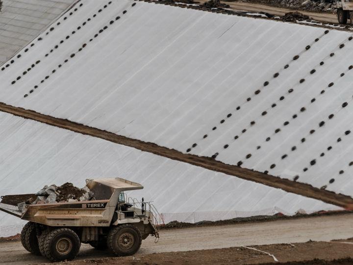 «Μόνη λύση, για ακόμη μια φορά, η προσέλκυση μεγάλων επενδύσεων, και ιδιαιτέρως απευθείας ξένων επενδύσεων που εισάγουν καινούργια κεφάλαια στη χώρα, αλλά και η στροφή στη βιομηχανία και τις ευρύτερες παραγωγικές δραστηριότητες που ενισχύουν καθοριστικά το ΑΕΠ και την απασχόληση.»