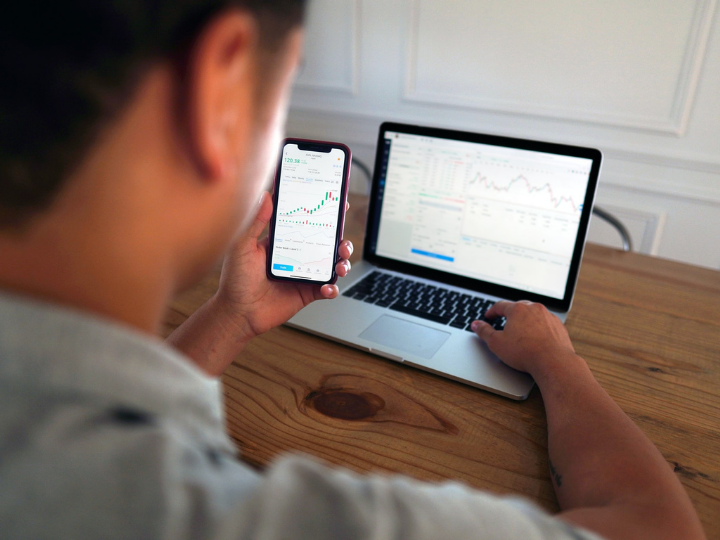 Σύμφωνα με τον κ. Μπουρλά, υπάρχει μεγάλο ανταγωνιστικό περιβάλλον για επενδύσεις αφού τόσο οι πλούσιες όσο και οι φτωχές χώρες θέλουν να προσελκύσουν επενδυτικά κεφάλαια. 