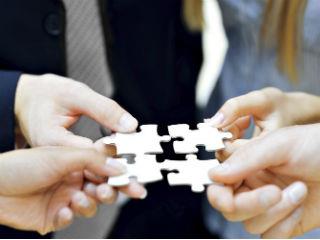 Αδήριτη προβάλλει συνεπώς η ανάγκη αναδιαρθρώσεως του παραγωγικού ιστού της οικονομίας, ως προς το ιδιωτικό κατά κύριο λόγο σκέλος του. Και, από αυτή την άποψη, η πιο πρόσφορη στρατηγική θα ήταν αυτή της Ιρλανδίας: δηλαδή, η ταχεία προσέλκυση ξένων άμεσων επενδύσεων σε τομείς που παράγουν ψηλή άϋλη προστιθέμενη αξία και που είναι αυτοί της υψηλής τεχνολογίας, των πληροφοριών και των τηλεπικοινωνιών, της βιοτεχνολογίας, που συνδέεται άμεσα με την γεωργία και την φαρμακευτική, των τεχνολογικών πάρκων, που προωθούν την έρευνα και την ανάπτυξη καινοτομίας, και, βεβαίως, των υπηρεσιών υψηλού επιπέδου. 