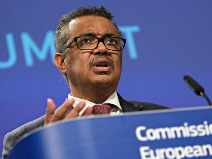 Ο Τέντρος Αντανόμ Γκεμπρεέσους καταδικάζει την «επικίνδυνα μυωπική» πολιτική αρκετών ηγετών, που είναι να δαπανούν αλόγιστα όταν μαίνεται μια επιδημία και ταυτόχρονα να μην κάνουν τίποτα για να προετοιμάσουν τις χώρες τους για την επόμενη.