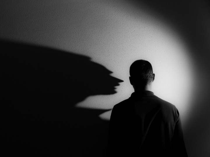 «Η επικήρυξη των εγκληματιών αντί σοβαρού χρηματικού ποσού, επικυρώνει την ταύτιση του κράτους με το πνεύμα της κοινής γνώμης, αλλά δημιουργεί και κάποιες άλλες σκέψεις.»