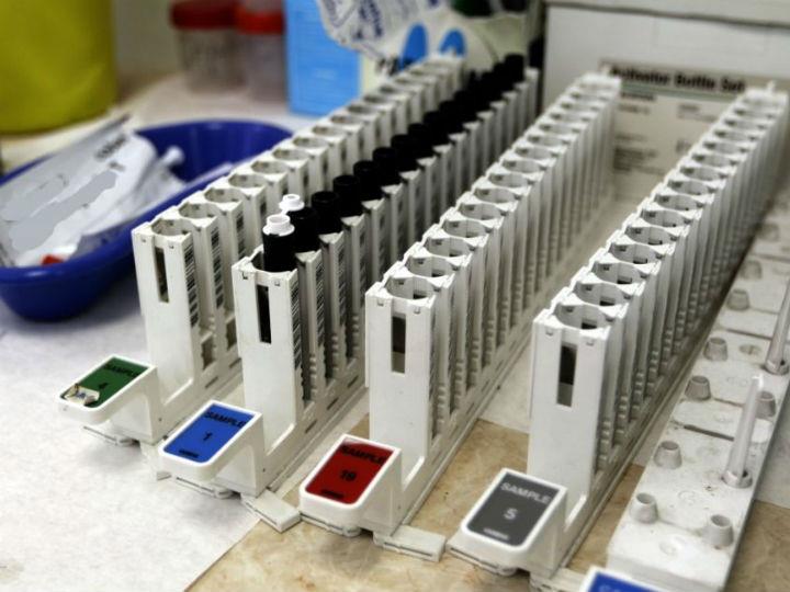 Στην πραγματικότητα στοιχείο της επιστήμης είναι η διαρκής μάθηση, η διαρκής εξέλιξη της γνώσης. Ας πάρουμε τα μέτρα φυσικής αποστασιοποίησης. Πρακτικά μέχρι την τωρινή πανδημία ποτέ δεν είχαν δοκιμαστεί σε τέτοια κλίμακα. Αποτελούσαν κατά βάση μια υπόθεση εργασίας, που στηρίζονταν στη γνώση που έχουμε για τη μετάδοση τέτοιων ιών και τη σημασία της κοινωνικής συναναστροφής και επιμέρους ιστορικές πληροφορίες ή αποσπασματικές εφαρμογές. 