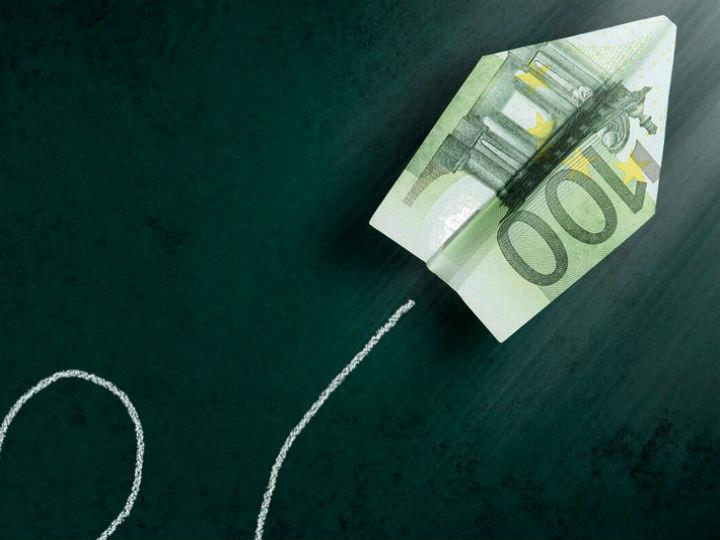 Ο κίνδυνος της ανεργίας και της επακόλουθης δυστυχίας των εργατών τους οδήγησε στην Αγγλία από το 1811-1813 να καταστρέφουν τα μηχανήματα και τα εργοστάσια που τα θεωρούσαν υπεύθυνα για τη μοίρα τους (Λουδισμός από τον Nedd Ludd).