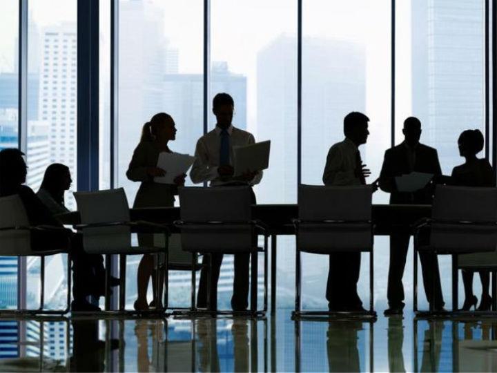 Η αγγλοσαξονική προσέγγιση είναι παρόμοια με την έννοια της επιχειρηματικής ηθικής, ενώ η προσέγγιση των ευρωπαίων επιχειρηματιών είναι πιο ρεαλιστική. Στην τελευταία υπάρχουν κανονιστικές απαιτήσεις (νόμος για το καθήκον επαγρύπνησης, ευρωπαϊκή οδηγία για την υποβολή εκθέσεων κλπ.) και εθελοντικές προσεγγίσεις (προληπτικότητα, κανόνες δεοντολογίας, χάρτες ηθικής).