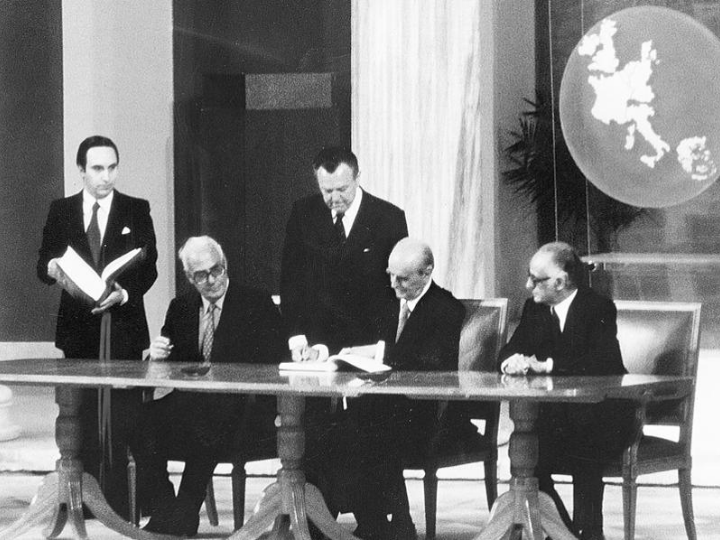 «Tα τελευταία σαράντα χρόνια αποτελούν τη μακρύτερη περίοδο ειρήνης, δημοκρατίας και ευημερίας που γνώρισαν οι Ελληνες και οι Ελληνίδες.»