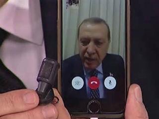 Σημαντικό ρόλο, σίγουρα παίζει και το κοινό μουσουλμανικό θρησκευτικό υπόβαθρο το οποίο ταυτίζει την αυτοθυσία με μεταθανάτιο παραδεισένια επιβράβευση. Δεν είναι όμως κατάλληλο αυτό το σημείο για να αναρωτηθούμε περί της φανερής ή συγκεκαλυμμένης αυτοκτονικότητας που εμφιλοχωρεί στις πράξεις προάσπισης ή προβολής μιας συγκεκριμένης ιδεολογίας. 