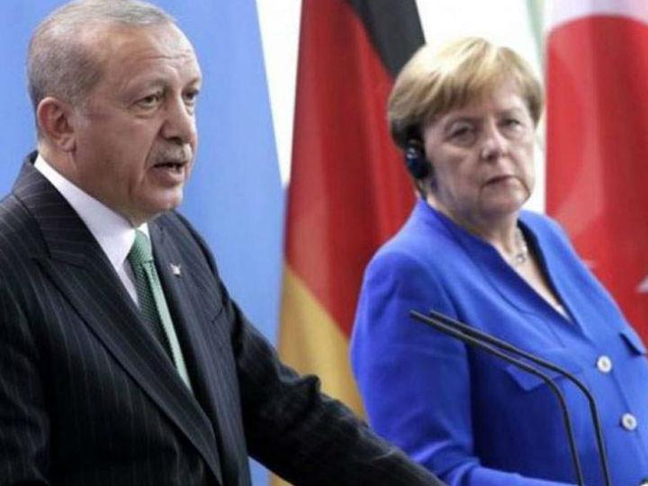 Ο νεοσουλτάνος στις δημόσιες δηλώσεις του παρουσία της Μέρκελ μίλησε για την ειρήνευση στη Λιβύη την ώρα που στέλνει στρατό και οι δυνάμεις του Χαφτάρ καταρρίπτουν τα Drone του, επισείοντας τον κίνδυνο να της επανεμφάνισης στην περιοχή του ISIS και της Αλ Κάιντα.