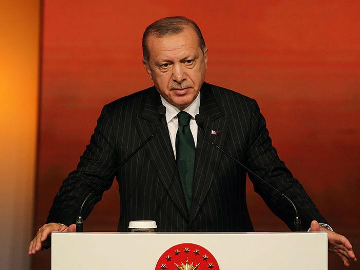 «Νόμιζε ότι θα έπιανε στον ύπνο τους …διχασμένους Έλληνες. “Διχασμένοι” για το αν τελικά οι μεταναστευτικές ροές από την Τουρκία είναι προσφυγικό (και άρα ανθρωπιστικό) ζήτημα και όχι λαθρομεταναστευτικό (και άρα ασύμμετρη απειλή) ζήτημα στο πλαίσιο γεωπολιτικών ανακατατάξεων στην ευρύτερη περιοχή.»