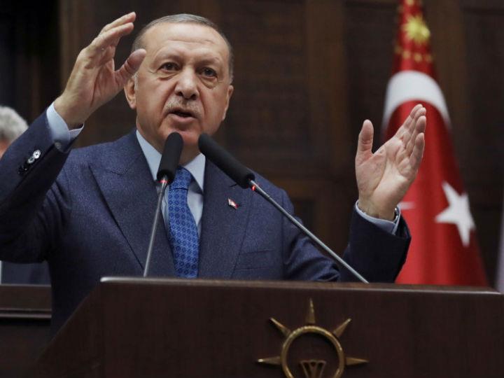 Ο μεγαλύτερος κίνδυνος για τον πρόεδρο Ερντογάν είναι διττός: ενδεχόμενη απώλεια της εμπιστοσύνης των ασθενέστερων στρωμάτων, που, χάρη στο οικονομικό θαύμα των προηγουμένων ετών, τον υποστήριζαν αναφανδόν, και ταυτόχρονη ανάδυση άλλων πόλων, όπως του νεότευκτου κόμματος Μπαμπατζάν (πρώην συνοδοιπόρου του τούρκου προέδρου) και κυρίως του δημάρχου Κωνσταντινούπολης, Ιμάμογλου, που ποντάρουν στο εκρηκτικό μείγμα Covid-19 και οικονομικών δυσχερειών.