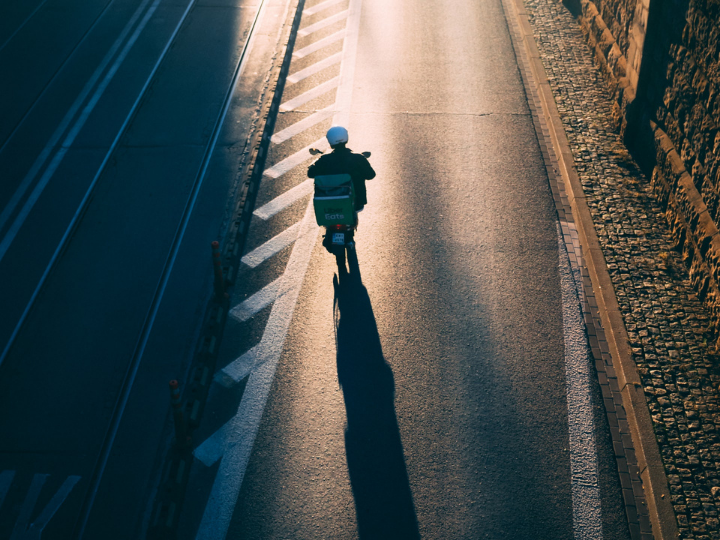 «Η απόσπαση της υπεραξίας από τον εργαζόμενο που κάνει delivery με δικό του μηχανάκι και καύσιμο, είναι η νέα παγιωμένη συνθήκη υπαγωγής της εργασίας στο κεφάλαιο.»