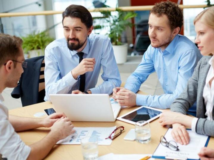 Η παρακίνηση είναι ένα θέμα που συνδέεται με την ανθρώπινη συμπεριφορά. Είναι μάλλον μια εσωτερική ώθηση που κάνει κάποιον να θέλει να κάνει κάτι, να πετύχει κάποιο στόχο, πάντα όμως με επιθυμητό αποτέλεσμα την ικανοποίηση κάποιας δικής του ανάγκης. 