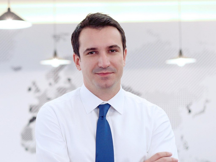 «Τα Τίρανα σήμερα, μόλις 102 ετών ως πρωτεύουσα, έχουν ακόμη πολλή δουλειά και έργα μπροστά τους. Ωστόσο, με τις εξαιρετικές αλλαγές που συντελούνται μέρα με τη μέρα, έχουν γίνει τουριστικός προορισμός για πολίτες από γειτονικές χώρες, την περιοχή και τον κόσμο...».