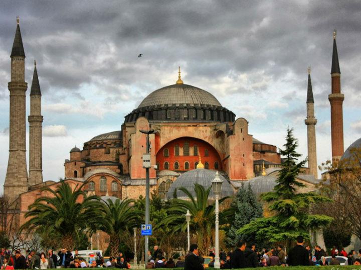 Σύμφωνα με τον Μεχμέτ Χαϊρί Κιρμπάσογλου, καθηγητή στο Τμήμα Θεολογίας του Πανεπιστημίου της Άγκυρας «ο 40ος στίχος του Σουρά «Το Προσκύνημα».... «λέει σαφώς ότι δεν πρέπει να αγγίξει κανείς εκκλησίες, μοναστήρια, συναγωγές και ιερά άλλων θρησκειών, δεδομένου ότι το όνομα του Αλλάχ τιμάτε εκεί».