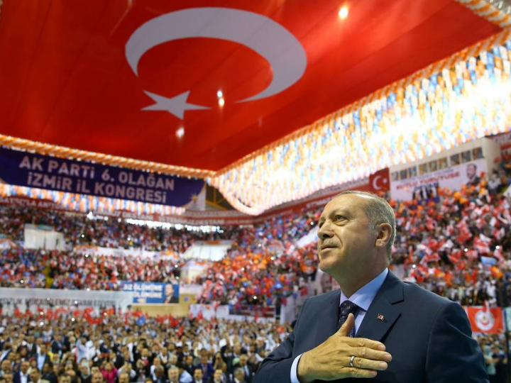 «Ο Ερντογάν δεν μπόρεσε να ανεχθεί ότι οι διερευνητικές επαφές θα γίνονταν με όρους ισοτιμίας και επί της ατζέντας που δέχεται να συζητήσει η Αθήνα, δηλαδή την οριοθέτηση θαλασσίων ζωνών βάσει του Διεθνούς Δικαίου της θάλασσας, κάτι που έχουν επιβεβαιώσει δημόσια και η Γερμανία και οι ΗΠΑ.»