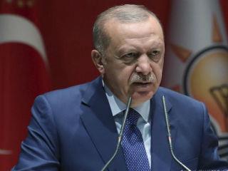 Η Τουρκία ακτινοβολούσε στον ισλαμικό κόσμο· η Δύση την αναγνώριζε ως πρότυπο για την πολιτικά και οικονομικά φιλελεύθερη μετεξέλιξη των μουσουλμανικών χωρών. Η επιχείρηση «Πηγή Ειρήνης», η πρόσφατη εισβολή των τουρκικών στρατευμάτων στις κουρδοκρατούμενες περιοχές της Συρίας, σηματοδοτεί την οριστική αποτυχία της φιλοδοξίας αυτής.