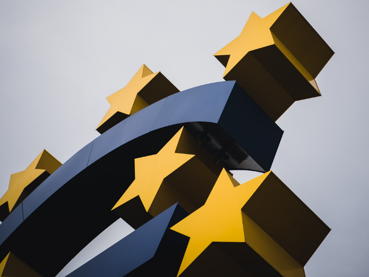 Ως εκ τούτου, εξαιτίας των εξαιρέσεων που δόθηκαν από τον ESM και τον EFSF, η Ελλάδα δεν θα υποχρεωθεί να προβεί σε -σε πρώτο χρόνο τουλάχιστον – στην αποπληρωμή προς κάποιον από τους δύο οργανισμούς.