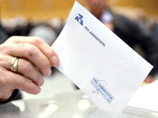 Η Νέα Δημοκρατία αν και θα περίμενε κανείς να ασχοληθεί σοβαρά με τη πολιτική  και ιδεολογική της  πλατφόρμα, να εισάγει τον πολιτικό λόγο ως αντίποδα στον λαϊκισμό, δυστυχώς βλέπουμε να εμμένει  στη λογική του καφενείου. 