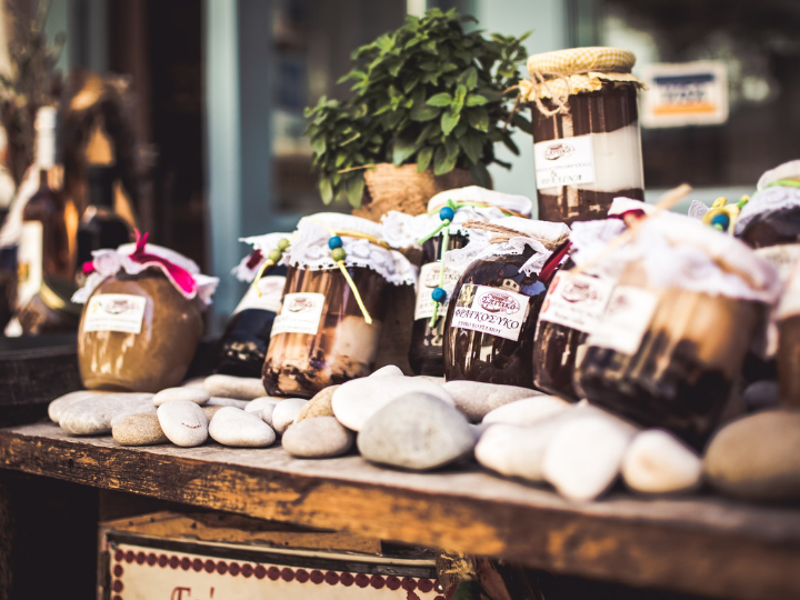 «O αγροτικός τομέας, παρά τις ευνοϊκές κλιματικές συνθήκες, δεν κατάφερε να εκμεταλλευθεί τη διεθνή δυναμική (με την ελληνική πρωτογενή παραγωγή να αυξάνεται κατά μόλις 14% την τελευταία 20ετία, έναντι 36% στην Ευρώπη και 170% διεθνώς).»