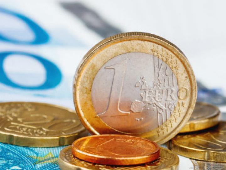 «Όταν όλοι σχεδόν οι παράγοντες της αγοράς αναγνωρίζουν ότι σε κρίσιμους τομείς το 2020 είναι πρακτικά χαμένο και ότι θα απαιτηθούν χρόνια για να γυρίσουμε στο… 2019, δεν γίνεται να αρκεστούμε σε λύσεις-τσιρότα, όπως η επιχορήγηση επιτοκίου (όταν για το δάνειο οι τράπεζες θα ζητήσουν τεράστιες εξασφαλίσεις), ούτε στη μοχλευμένη εγγύηση δανείων, όπου η μόχλευση κατεβάζει τη δήθεν εγγύηση του 80% σχεδόν στο 30%, με ό,τι αυτό συνεπάγεται.»