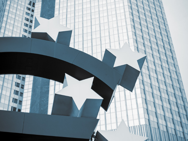 Διασφαλίζεται η μακροοικονομική σταθερότητα ώστε η πολιτική να αντιμετωπίσει τα μείζονα ζητήματα που αντιμετωπίζει η Ευρώπη: πανδημία, εξωτερικές απειλές και ενεργειακή αναταραχή.