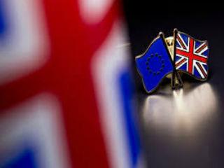 Τα θεσμικά Ευρωπαϊκά όργανα δημιούργησαν ένα πολύπλοκο και πολυδαίδαλο γραφειοκρατικό οικοδόμημα που εκτός από όλα τα άλλα χρησιμοποιούσε μια γλώσσα τελείως ακατάληπτη για τον απλό πολίτη. 