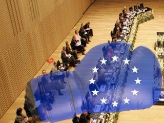 Οι μεγάλες πολιτικές παρατάξεις που οικοδόμησαν το κράτος ευημερίας, ειρήνης και δικαίου τα 70 τελευταία χρόνια, ποτέ δεν θέλησαν να προβάλλουν την οικουμενικότητα και το τεράστιο πολιτιστικό υπόβαθρο της προσπάθειάς τους. Και το ερώτημα είναι γιατί αμέλησαν αυτή την διάσταση του ευρωπαϊκού γίγνεσθαι, που ίσως ήταν και η πιο σημαντική στην εποχή της. Η απάντηση είναι σχετικά απλή: για πολιτικούς λόγους. Και εξηγούμεθα.