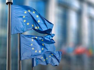 Η Επιτροπή συνεργάζεται με τα κράτη μέλη ώστε να καταστούν δυνατές κατά περίπτωση λύσεις για τις τράπεζες στο πλαίσιο των κανόνων της ΕΕ για τις κρατικές ενισχύσεις και των τραπεζικών κανόνων, με σαφή στόχο τον περιορισμό του κόστους για τους φορολογούμενους, διασφαλίζοντας παράλληλα ότι οι καταθέτες θα παραμένουν πλήρως προστατευμένοι ανά πάσα στιγμή. Η συνεργασία αυτή είχε ως αποτέλεσμα συναλλαγές που απομάκρυναν περίπου 112 δισεκατομμύρια ευρώ ακαθάριστων μη εξυπηρετούμενων δανείων από τους ισολογισμούς των τραπεζών κατά τα τρία τελευταία έτη (περίπου 82 δισεκατομμύρια ευρώ στην Ιταλία, περίπου 24 δισεκατομμύρια ευρώ στην Πορτογαλία, περίπου 6 δισεκατομμύρια ευρώ στην Κύπρο).