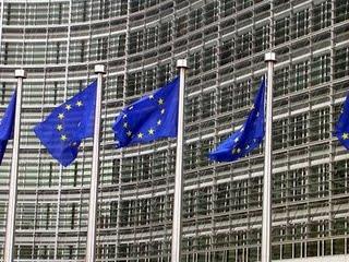 Αντί αυτή την κρίσιμη ιστορική συγκυρία οι ηγέτες των ευρωπαϊκών κρατών να δουλεύουν πυρετωδώς επιταχύνοντας την σύγκλιση, αναλίσκονται σε εθνικιστικές ρητορείες και θεατρινίζουσες κορώνες και οργανώνουν φιέστες «εθνικής υπερηφάνειας», δηλαδή μίσους και αναμόχλευσης παθών. Αντί οι δικοί μας ηγέτες να αναδείξουν την πραγματική δύναμη που συνεπάγεται η συμμετοχή σε υπερεθνικούς σχηματισμούς και στην συνδιαμόρφωση του μέλλοντος της ηπείρου μας, φοβίζουν τους οπαδούς τους ότι θα χάσουν το «πατρόν» της φουστανέλας. Αντί η Ελλάδα να σύρει πρώτη τον χορό μιας ευρωπαϊκής αναγέννησης διαθέτοντας ό,τι καλύτερο έχει σε ανθρώπους και ιδέες, καθηλώνεται από τους μίζερους πολιτικάντηδες στον ρόλο του επαρχιώτη «ζήτουλα» που επιβιώνει εξαπατώντας και εκβιάζοντας.