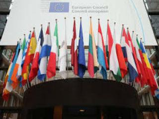 Η πληροφόρηση από την Επιτροπή πάσχει από δύο σύμφυτα μειονεκτήματα. Πρώτον, απευθύνεται σε λίγα μυημένα άτομα μάλλον παρά στον μέσο πολίτη, ο οποίος δεν διαβάζει περισπούδαστες δημοσιεύσεις. Δεύτερον, η πληροφόρηση της Επιτροπής αντικατοπτρίζει τις προτάσεις της μάλλον παρά τις πολιτικές που αποφασίζονται από τις κυβερνήσεις των κρατών μελών και το Κοινοβούλιο των λαών της ΕΕ. Επομένως, οι δημοσιογράφοι, και μέσω αυτών οι πολίτες, μένουν με την όχι και τόσο λανθασμένη εντύπωση ότι οι δραστηριότητες πληροφόρησης της Επιτροπής αποσκοπούν στην προαγωγή των δικών της πολιτικών και όχι των κοινών πολιτικών των κρατών μελών.