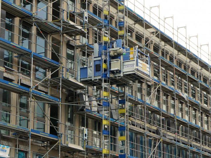 Η Επιτροπή έχει ως στόχο να υπερδιπλασιάσει τα ποσοστά ανακαινίσεων την επόμενη δεκαετία και να διασφαλίσει ότι οι ανακαινίσεις θα οδηγήσουν σε υψηλότερη ενεργειακή απόδοση και αποδοτικότερη χρήση των πόρων.